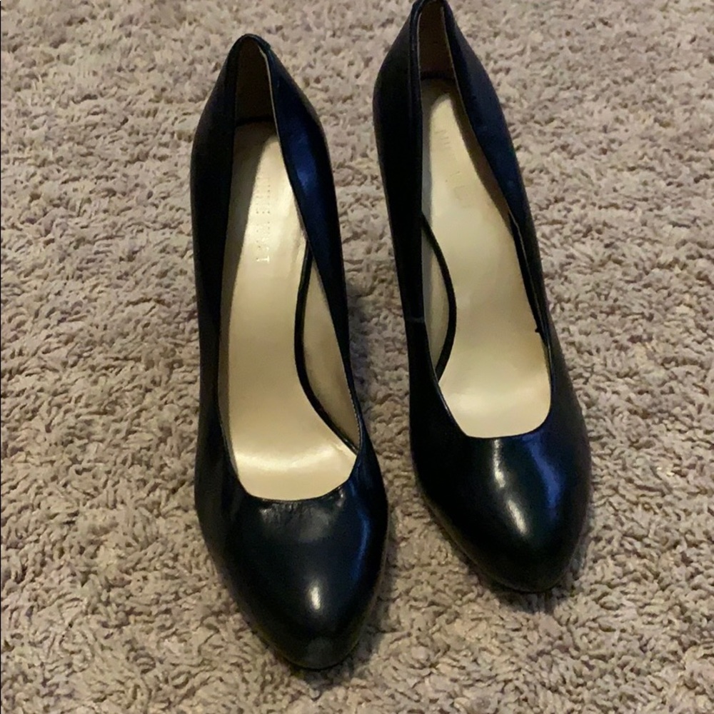 Black pumps